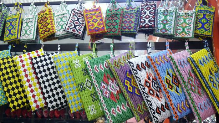 1. Kaos Joger, 2. Pie Susu, 3. Kacang Disco, 4. Pia Legong, 5. Baju Bali, 6. Manik-Manik, 7. Gelang, 8. Kacang Matahari, 9. Baju Barong, 10. Dodol Singaraja, 11. Salak, 12. Tas Rotan Bulat