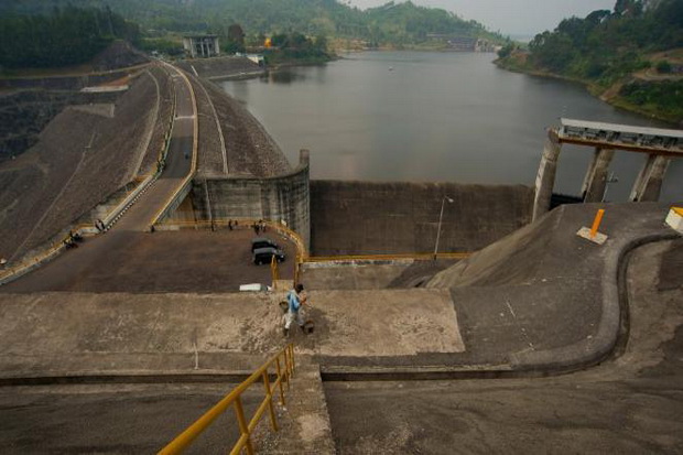 1. Waduk Jatiluhur, 2. Waduk Jatigede, 3. Waduk Cirata, 4. Waduk Karian, 5. Waduk Kuningan, 6. Waduk Darma, 7. Waduk Saguling, 8. Waduk Ciawi, 9. Waduk Sukamahi, 10. Waduk Sadawarna