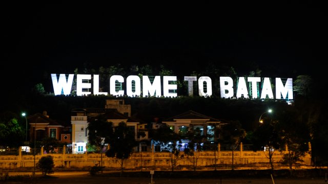 1. Bukit Senyum, 2. Pantai Viovio, 3. Megawisata Ocarina Batam, 4. Lampu Hias Sungai Jodoh, 5. Welcome To Batam Monument, 6. Jembatan Barelang 