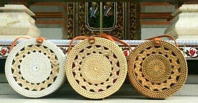 1. Kaos Joger, 2. Pie Susu, 3. Kacang Disco, 4. Pia Legong, 5. Baju Bali, 6. Manik-Manik, 7. Gelang, 8. Kacang Matahari, 9. Baju Barong, 10. Dodol Singaraja, 11. Salak, 12. Tas Rotan Bulat