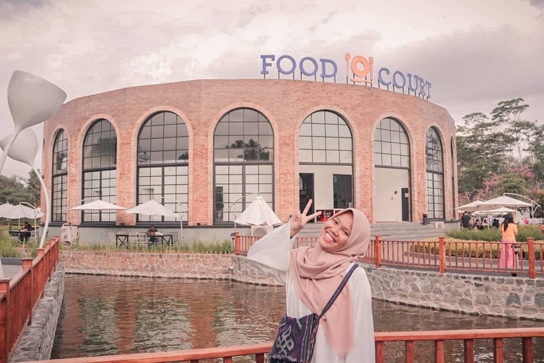 Harga Tiket Masuk, Jalan Menuju Lokasi, Fasilitas, 1. Area Food Court, Spot Foto Instagramable, Sekilas The Village