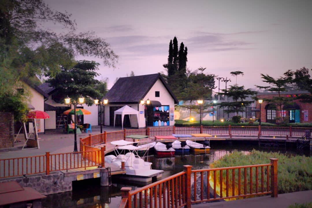 Harga Tiket Masuk, Jalan Menuju Lokasi, Fasilitas, 1. Area Food Court, Spot Foto Instagramable, Sekilas The Village