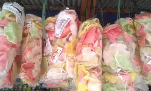 1. Batik, 2. Rengginang, 3. Kerupuk Lambak, 4. Kerupuk Melarat, 5. Sirup Tjampolay, 6. Tomcir, 7. Terasi Udang, 8. Keripik Gemblong, 9. T-Shirt Ingsun, 10. Cirebon Sultana, 11. Emping Bumbu, 12. Jeniper