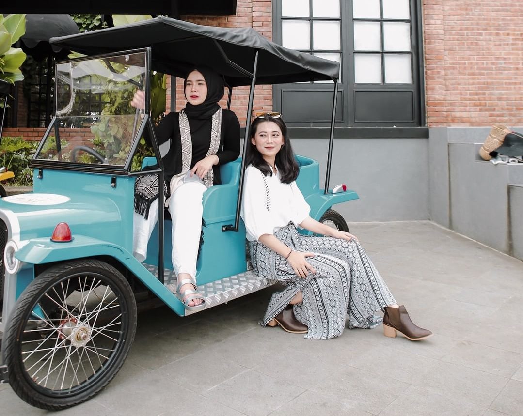 Harga Tiket Masuk, Jalan Menuju Lokasi, Fasilitas, 1. Area Food Court, Spot Foto Instagramable, Sekilas The Village
