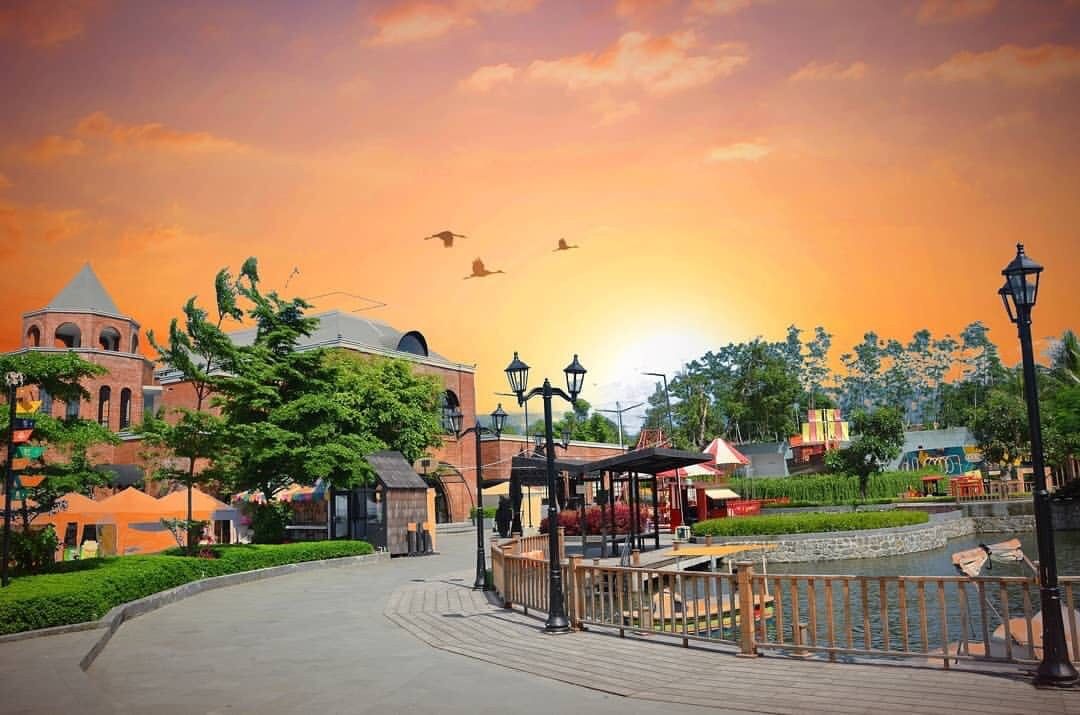 Harga Tiket Masuk, Jalan Menuju Lokasi, Fasilitas, 1. Area Food Court, Spot Foto Instagramable, Sekilas The Village