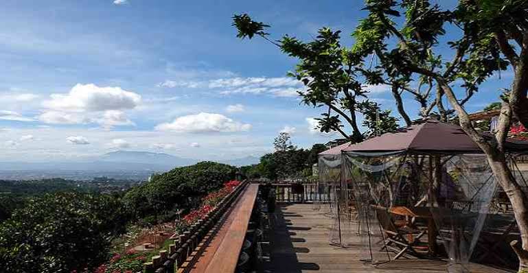 1. Dago Dream Park, 2. Amazing Art World, 3. Taman Hutan Raya Ir.H.Juanda, 4. The Valley Bistro Cafe, 5. Dago Tea House, 6. Maribaya Resort, 7. Heritage Factory Outlet, 8. Angkringan De BlankOn, 9. Curug Dago, 10. Bird Pavilion