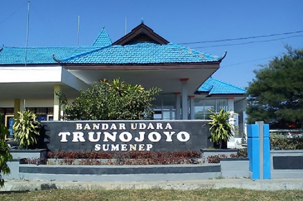 1. Bandar Udara Internasional Juanda Sidoarjo, 2. Bandara Abdul Rachman Saleh Malang, 3. Bandara Blimbingsari Banyuwangi, 4. Bandar Udara Nasional Trunojoyo Sumenep, 5. Bandara Notohadinegoro Jember, 6. Bandara Harun Thohir Gresik, 7. Pangakalan Udara Iswahyudi Magetan, 8. Heliport Surya Air PT. Gudang Garam.Tbk Kediri, 9. Lapangan Terbang Blambangan, 10. Lapangan Terbang Darmo