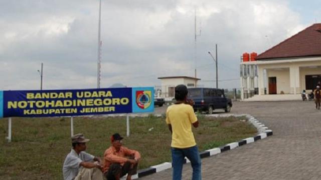 1. Bandar Udara Internasional Juanda Sidoarjo, 2. Bandara Abdul Rachman Saleh Malang, 3. Bandara Blimbingsari Banyuwangi, 4. Bandar Udara Nasional Trunojoyo Sumenep, 5. Bandara Notohadinegoro Jember, 6. Bandara Harun Thohir Gresik, 7. Pangakalan Udara Iswahyudi Magetan, 8. Heliport Surya Air PT. Gudang Garam.Tbk Kediri, 9. Lapangan Terbang Blambangan, 10. Lapangan Terbang Darmo