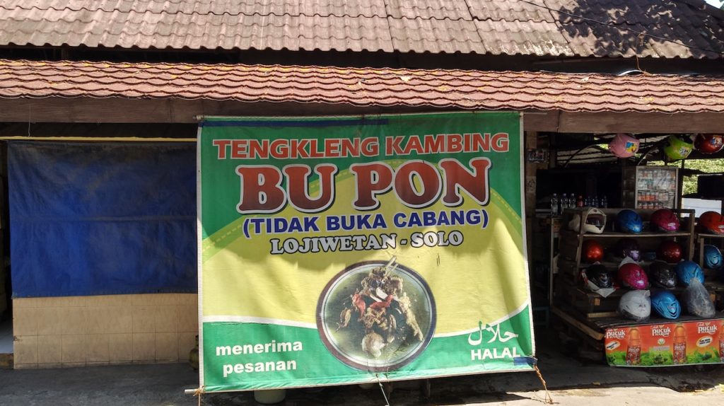 1. Mbak Diah, 2. Bu Edi, 3. Bu Pon, 4. Bu Jito “Dlidir”, 5. Pak Manto, 6. Mbok Galak, 7. Bu Haji Bejo, 8. Mbak Amik, 9. Mbak Cilik, 10. Gongso Mas “Dedet”