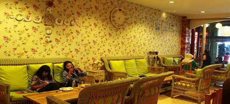 1. Giggle Box Cafe and Resto, 2. Burangrang, 3. Gandapura, 4. Bandung Indah Plaza (BIP), 5. Festival Citylink, 6. Setiabudi, 7. Istana Plaza, 8. Jatinangor, 9. Trans Studio Mall, 10. Buah Batu