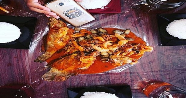 1. Layar Kertajaya, 2. Sari Laut Kapasan, 3. Kepiting Cak Gundul 1992, 4. Artomoro, 5. New Pelabuhan, 6. Ikan Bakar Genteng 2 Bang Jaja, 7. Indragiri Resto, 8. RM.Ayen, 9. Factory Resto, 10. D’Cost