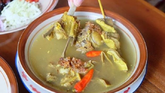 1. Mbak Diah, 2. Bu Edi, 3. Bu Pon, 4. Bu Jito “Dlidir”, 5. Pak Manto, 6. Mbok Galak, 7. Bu Haji Bejo, 8. Mbak Amik, 9. Mbak Cilik, 10. Gongso Mas “Dedet”