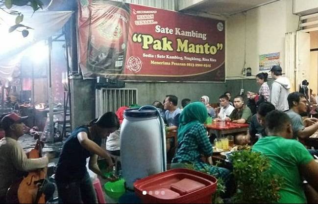 1. Mbak Diah, 2. Bu Edi, 3. Bu Pon, 4. Bu Jito “Dlidir”, 5. Pak Manto, 6. Mbok Galak, 7. Bu Haji Bejo, 8. Mbak Amik, 9. Mbak Cilik, 10. Gongso Mas “Dedet”
