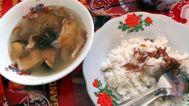 1. Warung Sastro, 2. RM. Kwali Ayam Kampung Jempol, 3. Maestro, 4. RM. Timlo Solo, 5. Timlo Solo Grand Mall, 6. Timlo Hartono Mall, 7. Depot Kratonan, 8. Warung Gado-gado “Mbak Yanti”, 9. Warung Bu Aning, 10. Warung Tiga Dara