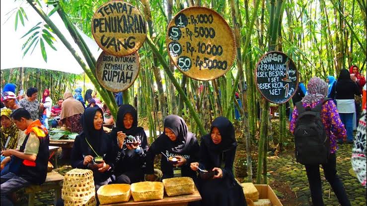 1. Umbul Sidomukti, 2. Candi Gedong Songo, 3. Taman Bunga Celosia, 4. Ayana Gedong Songo, 5. Plantera Fruit Paradise Ngebruk, 6. New Bandungan Indah Waterpark&amp;Family Resort, 7. Wisata Pasar Tradisional, 8. Susan Spa&amp;Resort, 9. Watu Gunung, 10. Curug 7 Bidadari