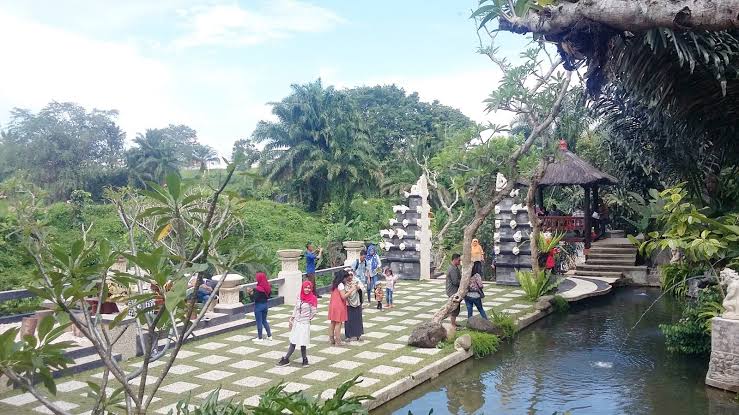 1. Taman Labirin Simalem Resort, 2. Taman Cadika Pramuka, 3. Taman Alam Lumbini, 4. Taman Benteng Lions Club, 5. Taman Penangkaran Rusa Kampus USU, 6. Taman Ahmad Yani, 7. T Garden, 8. The Le Hu Garden, 9. Avros Park  Education, 10. Taman Teladan