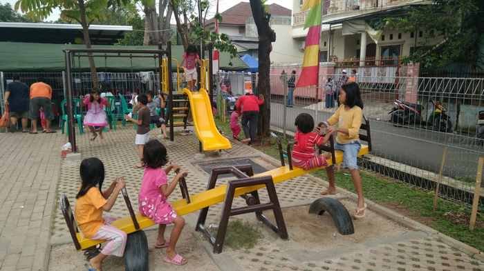 1. Taman Cattleya, 2. Hutan Kota Srengseng, 3. Taman Fatahillah, 4. Taman Alfa Indah, 5. Tribeca Park, 6. Taman Wijaya Kusuma, 7. Taman Komodo, 8. Taman Apel, 9. Taman Puspa Raya, 10. Taman Alamanah