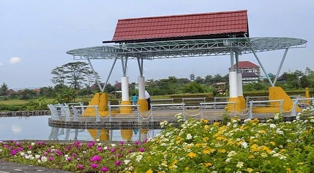 1. Taman Miniatur Dunia (Small World), 2. Alun-Alun Purwokerto, 3. Taman Rekreasi Andhang Pangrenan, 4. Taman Satria, 5. Taman Balai Kemambang, 6. Taman Bambu, 7. Botani Square (Kebun Raya Baturaden), 8. Taman Roger, 9. Taman Hexagone, 10. Taman Kitiran