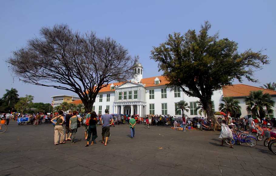 1. Taman Cattleya, 2. Hutan Kota Srengseng, 3. Taman Fatahillah, 4. Taman Alfa Indah, 5. Tribeca Park, 6. Taman Wijaya Kusuma, 7. Taman Komodo, 8. Taman Apel, 9. Taman Puspa Raya, 10. Taman Alamanah