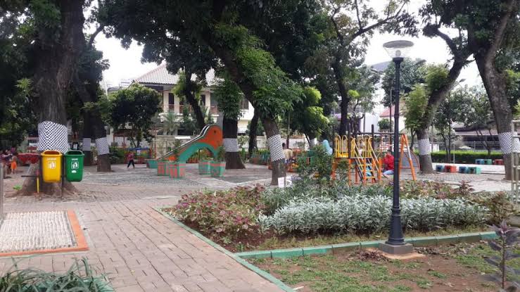 1. Taman Cattleya, 2. Hutan Kota Srengseng, 3. Taman Fatahillah, 4. Taman Alfa Indah, 5. Tribeca Park, 6. Taman Wijaya Kusuma, 7. Taman Komodo, 8. Taman Apel, 9. Taman Puspa Raya, 10. Taman Alamanah