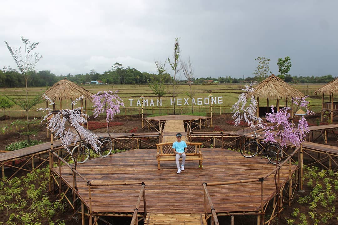 1. Taman Miniatur Dunia (Small World), 2. Alun-Alun Purwokerto, 3. Taman Rekreasi Andhang Pangrenan, 4. Taman Satria, 5. Taman Balai Kemambang, 6. Taman Bambu, 7. Botani Square (Kebun Raya Baturaden), 8. Taman Roger, 9. Taman Hexagone, 10. Taman Kitiran