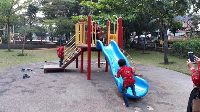 1. Taman Waduk Ria Rio, 2. Taman Mini Indonesia Indah, 3. Taman Anggrek Indonesia Permai, 4. Taman RPTRA Bambu Petung, 5. Taman Palem, 6. Hutan Kota Pondok Kelapa, 7. Taman Menteng Utama, 8. Taman Rusa Bintik Putih Brigif 17, 9. Taman Cornel Simanjuntak, 10. Taman Mahoni