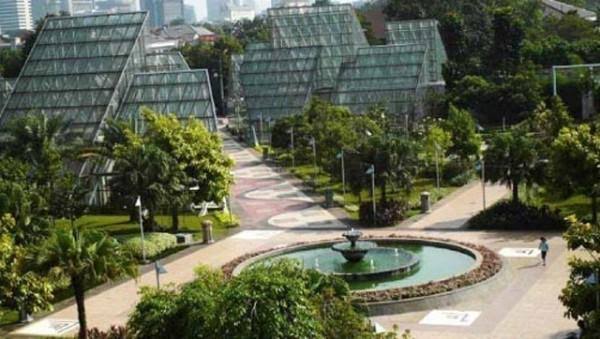 1. Taman Waduk Ria Rio, 2. Taman Mini Indonesia Indah, 3. Taman Anggrek Indonesia Permai, 4. Taman RPTRA Bambu Petung, 5. Taman Palem, 6. Hutan Kota Pondok Kelapa, 7. Taman Menteng Utama, 8. Taman Rusa Bintik Putih Brigif 17, 9. Taman Cornel Simanjuntak, 10. Taman Mahoni