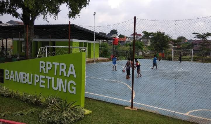 1. Taman Waduk Ria Rio, 2. Taman Mini Indonesia Indah, 3. Taman Anggrek Indonesia Permai, 4. Taman RPTRA Bambu Petung, 5. Taman Palem, 6. Hutan Kota Pondok Kelapa, 7. Taman Menteng Utama, 8. Taman Rusa Bintik Putih Brigif 17, 9. Taman Cornel Simanjuntak, 10. Taman Mahoni