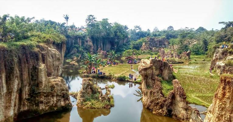 1. Taman Kota 1 BSD, 2. Taman Kota 2 BSD, 3. Taman Kota 3 BSD, 4. Scientia Square Park, 5. Taman Tebing Koja, 6. Froggy Castle, 7. Taman Perdamaian BSD, 8. Sakura Park Aeon Mall, 9. Taman Gajah Tunggal, 10. Branchsto Equestrian Park