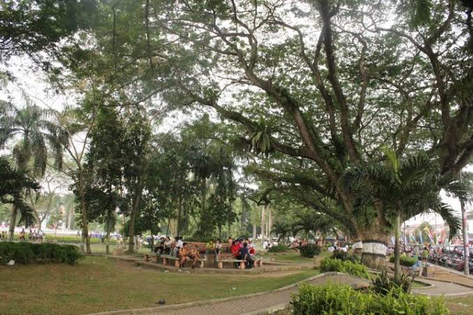 1. Taman Labirin Simalem Resort, 2. Taman Cadika Pramuka, 3. Taman Alam Lumbini, 4. Taman Benteng Lions Club, 5. Taman Penangkaran Rusa Kampus USU, 6. Taman Ahmad Yani, 7. T Garden, 8. The Le Hu Garden, 9. Avros Park  Education, 10. Taman Teladan