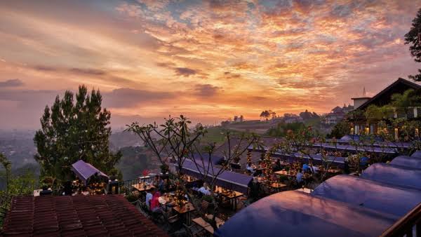 1. Dago Dream Park, 2. Amazing Art World, 3. Taman Hutan Raya Ir.H.Juanda, 4. The Valley Bistro Cafe, 5. Dago Tea House, 6. Maribaya Resort, 7. Heritage Factory Outlet, 8. Angkringan De BlankOn, 9. Curug Dago, 10. Bird Pavilion