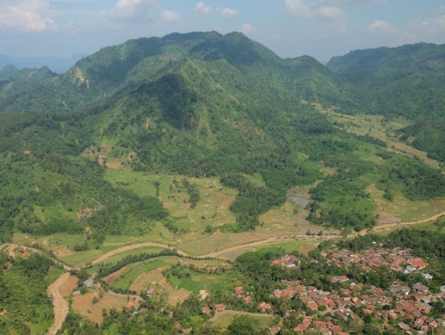 Gunung di Jawa Barat, Mengenal Sekilas, Rute Menuju Lokasi, Bertualang, Tips Berkunjung