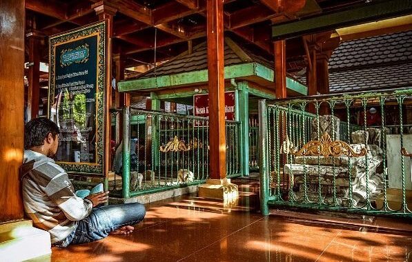 Perjalanan Religi , Petilasan Sunan Kalijaga, Istri Sunan Ampel , Hotel Dekat Lokasi , Kawasan Ampel Tempo Dulu, Sunan Giri Gresik