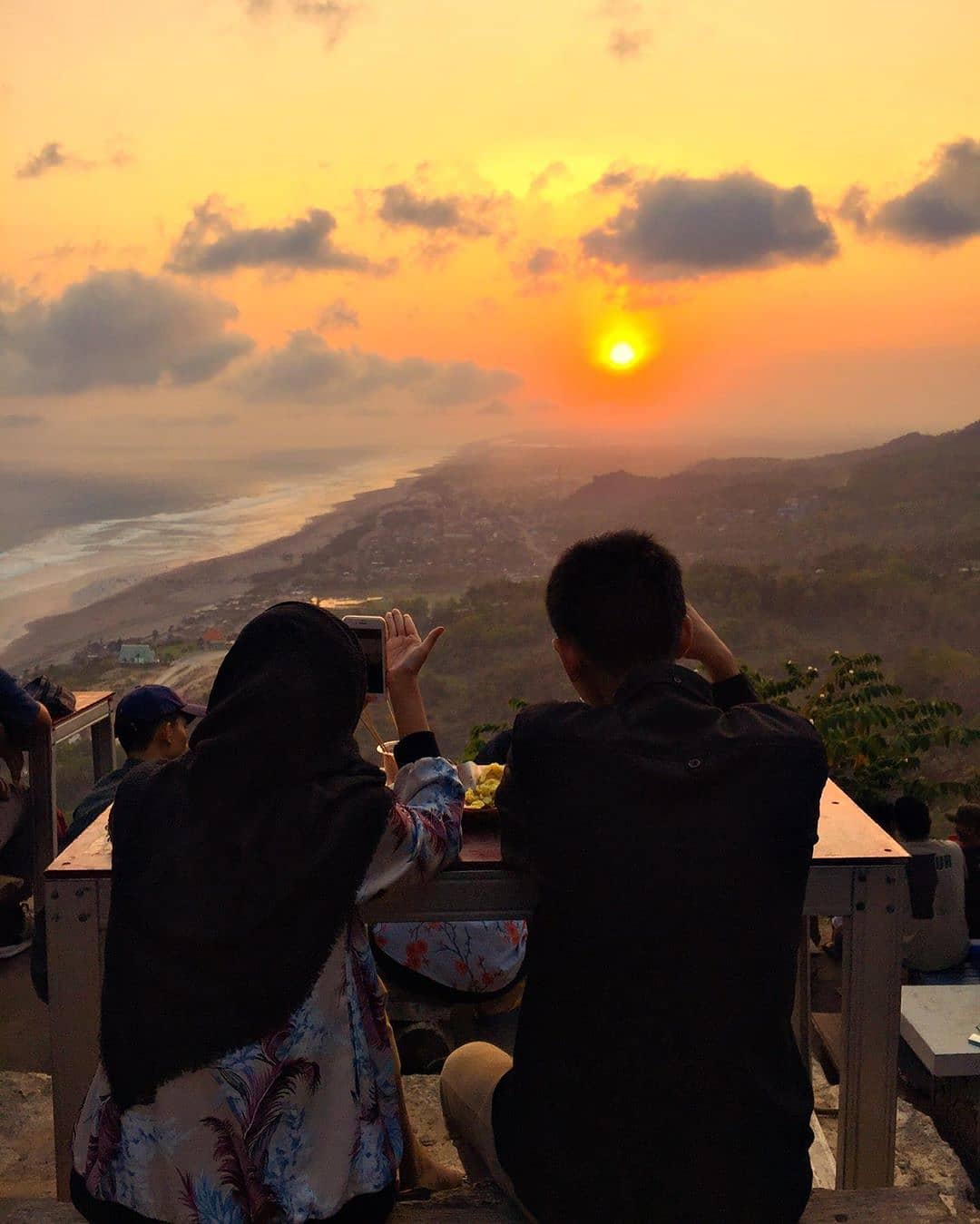 Harga Tiket Masuk, Jalan Menuju Lokasi, Fasilitas, Spot Foto Instagenic, Pesona Bukit Paralayang