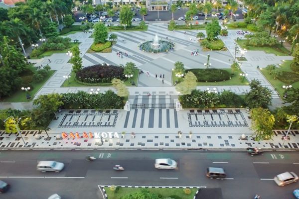 Harga Tiket Masuk, Jalan Menuju Lokasi, Fasilitas, Sejarah Balai Kota , Pesona Taman