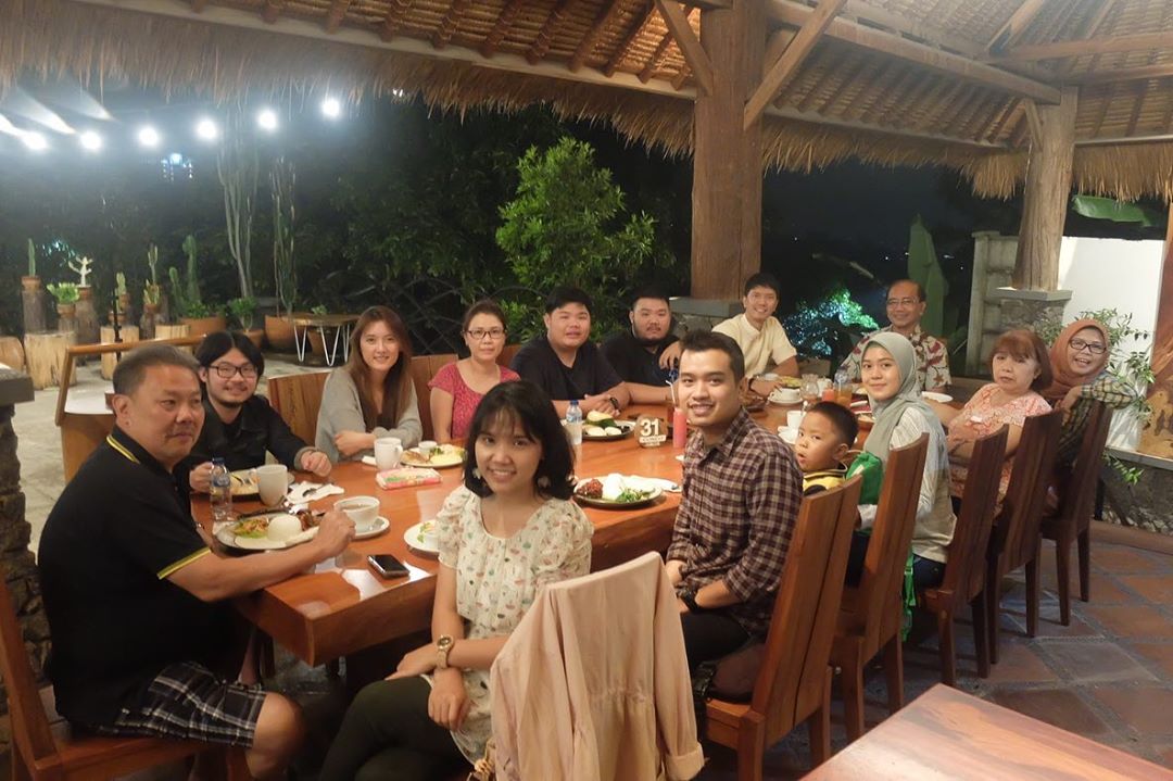 1. Sapu Lidi Cafe, 2. Warung Salse, 3. Congo Gallery, 4. Boemi Joglo, 5. The Stone Cafe, 6. Lisung Resto, 7. Skyline Best View, 8. Kebon Awi Kaffee, 9. The Valley Bistro, 10. Vitamin Sea