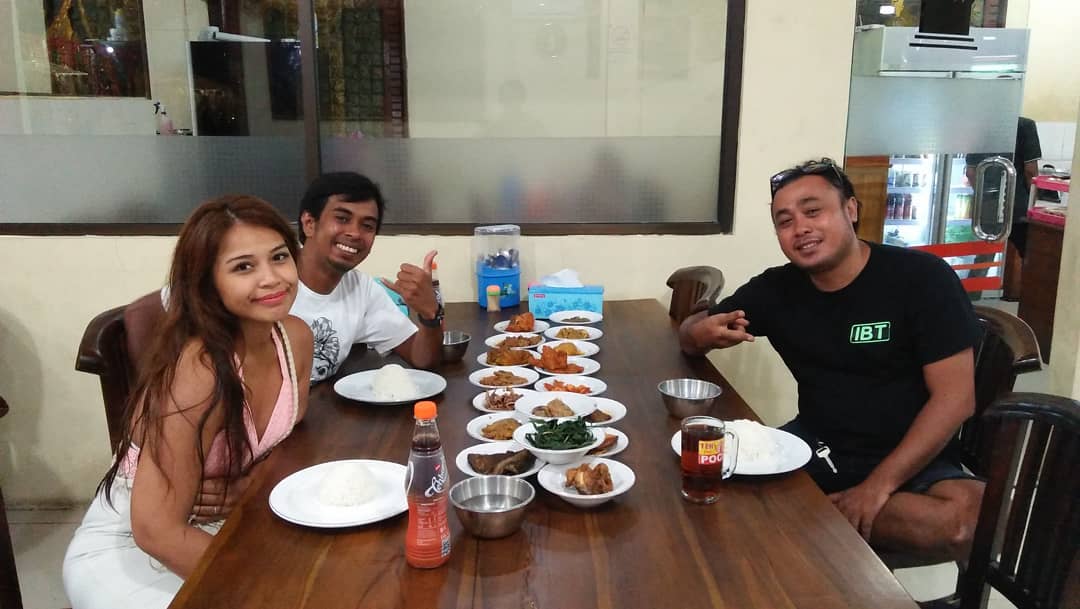 1. Warung Nikmat Halal, 2. Ayam Betutu Gilimanuk, 3. Ayam Plengkung, 4. Kafe Batan Waru, 5. Apong Seafood, 6. Kedaton, 7. Bluefin Japanese, 8. Kekeb Restaurant, 9. The Halal Boys, 10. RM. Minang Saiyo