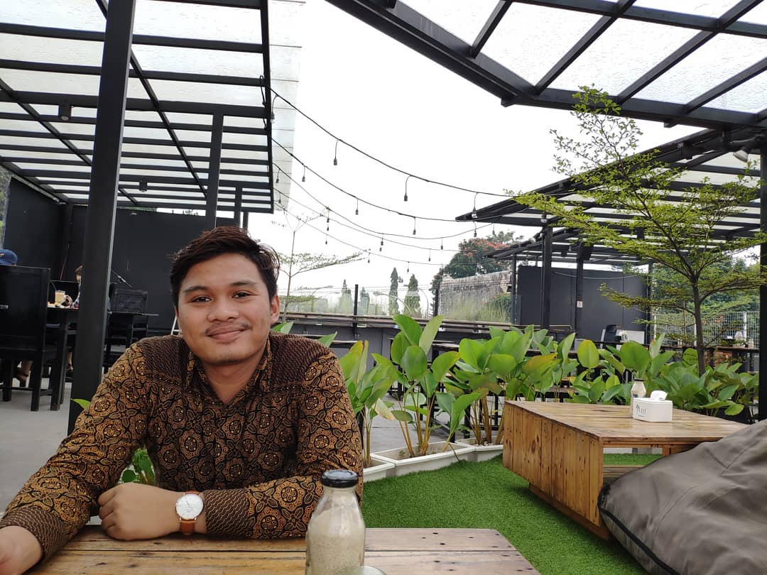 1. Sapu Lidi Cafe, 2. Warung Salse, 3. Congo Gallery, 4. Boemi Joglo, 5. The Stone Cafe, 6. Lisung Resto, 7. Skyline Best View, 8. Kebon Awi Kaffee, 9. The Valley Bistro, 10. Vitamin Sea