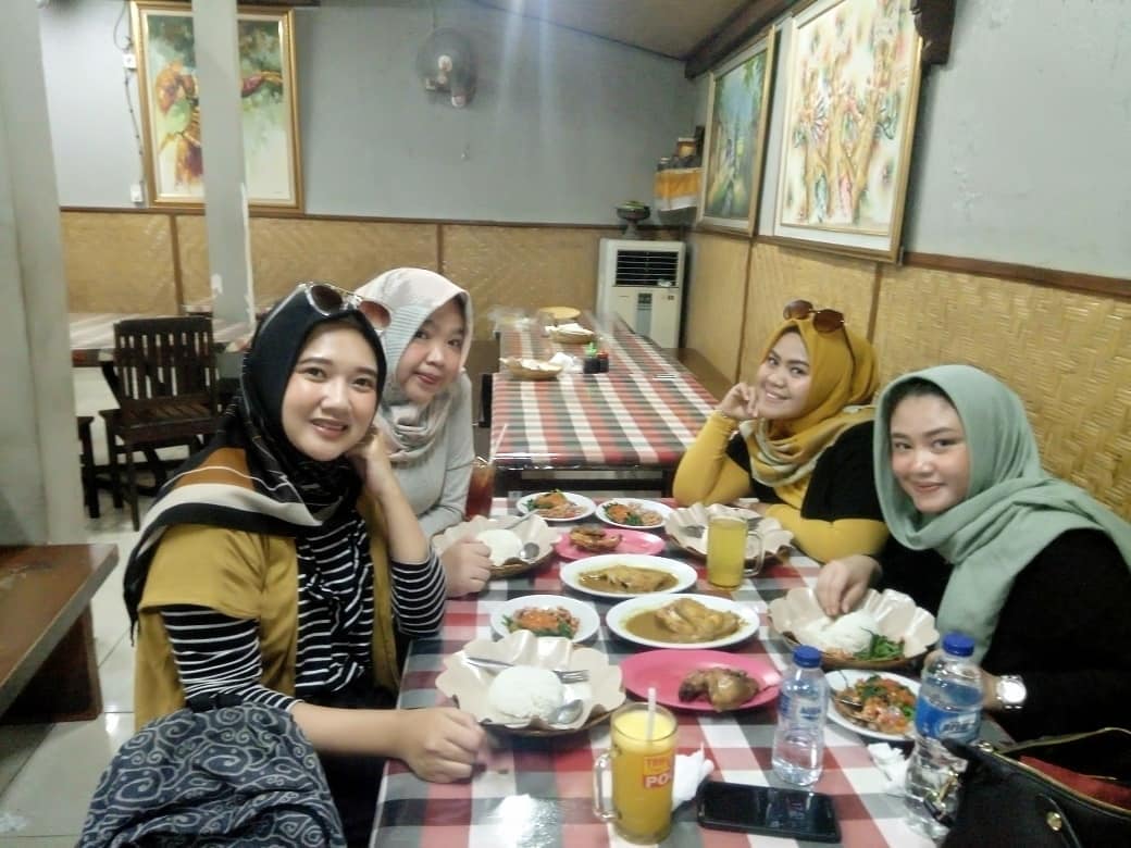 1. Warung Nikmat Halal, 2. Ayam Betutu Gilimanuk, 3. Ayam Plengkung, 4. Kafe Batan Waru, 5. Apong Seafood, 6. Kedaton, 7. Bluefin Japanese, 8. Kekeb Restaurant, 9. The Halal Boys, 10. RM. Minang Saiyo