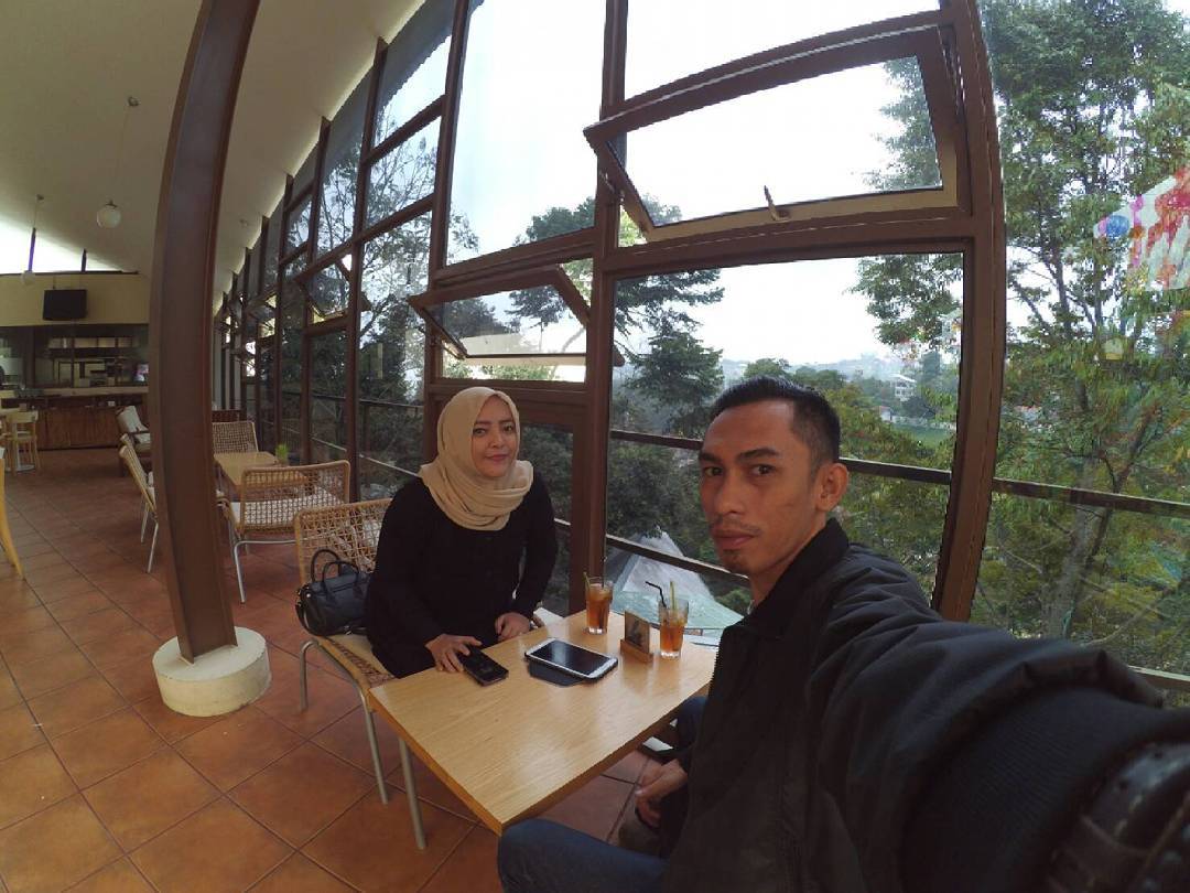 1. Sapu Lidi Cafe, 2. Warung Salse, 3. Congo Gallery, 4. Boemi Joglo, 5. The Stone Cafe, 6. Lisung Resto, 7. Skyline Best View, 8. Kebon Awi Kaffee, 9. The Valley Bistro, 10. Vitamin Sea
