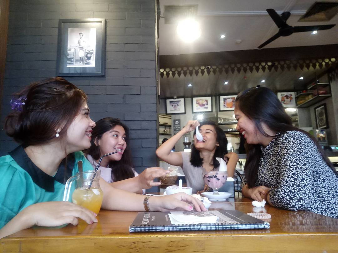1. Yoshinoya, 2. Bebek Dower, 3. Bakmi Naga, 4. Ichiban Sushi, 5. Mujigae, 6. Nahm Thai, 7. Aroma Batavia, 8. BMK Baso Malang Karapitan, 9. Sukiya, 10. Warung Tekko