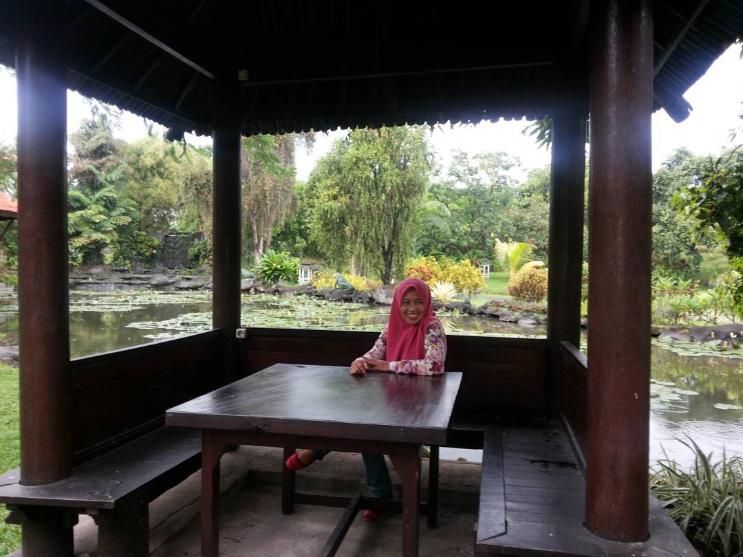 1. Resto Legian, 2. Resto Papuma, 3. Rumah Kimbap, 4. RM. Lestari, 5. Fujiyama Sushi, 6. Warunk Upnormal, 7. Ikan Bakar Cianjur, 8. Taman Mangli Indah, 9. Teh Hi La, 10. Bakaro Suki