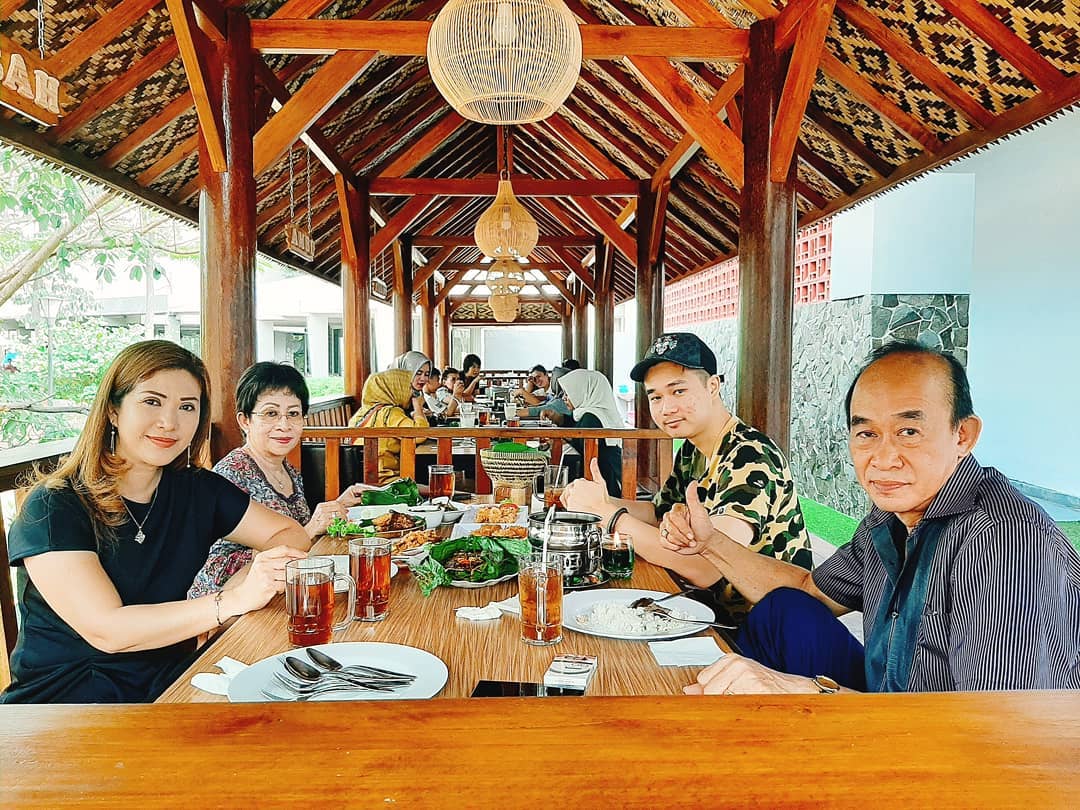 1. Lesehan Riung Pasundan, 2. Saung Bakul Centong, 3. Sang Kuring, 4. Mang Kabayan, 5. Sunda Alam Sari, 6. Gokana Ramen, 7. Matsuriya Restaurant, 8. Mujigae Korean Food, 9. Bakso Rainbow 2, 10. Rz Cafe & Resto