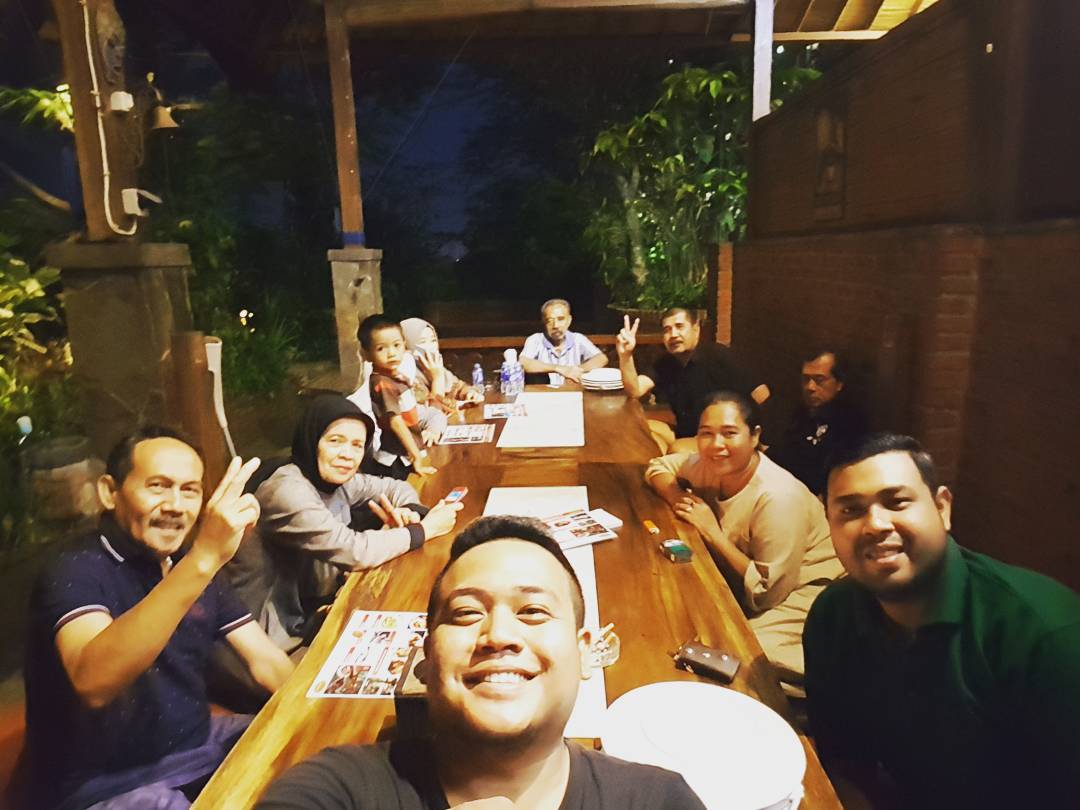 1. Taman Santap, 2. Istana Nelayan, 3. Lembur Kuring, 4. The Grand Ni Hao, 5. Bupe Resto, 6. Kampung Nirwana, 7. Level Up Cafe, 8. RM. Tirtonadi, 9. Warung Wakaka, 10. Mujigae