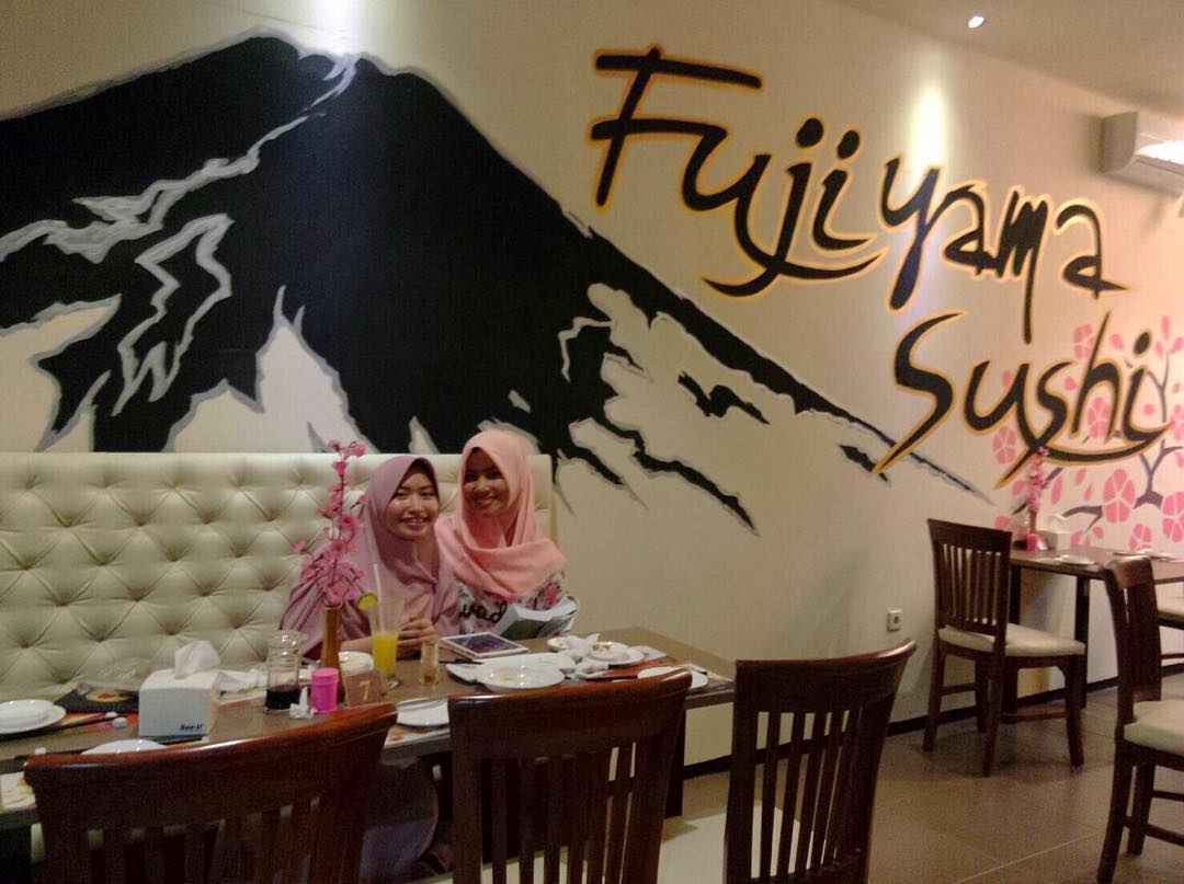 1. Resto Legian, 2. Resto Papuma, 3. Rumah Kimbap, 4. RM. Lestari, 5. Fujiyama Sushi, 6. Warunk Upnormal, 7. Ikan Bakar Cianjur, 8. Taman Mangli Indah, 9. Teh Hi La, 10. Bakaro Suki