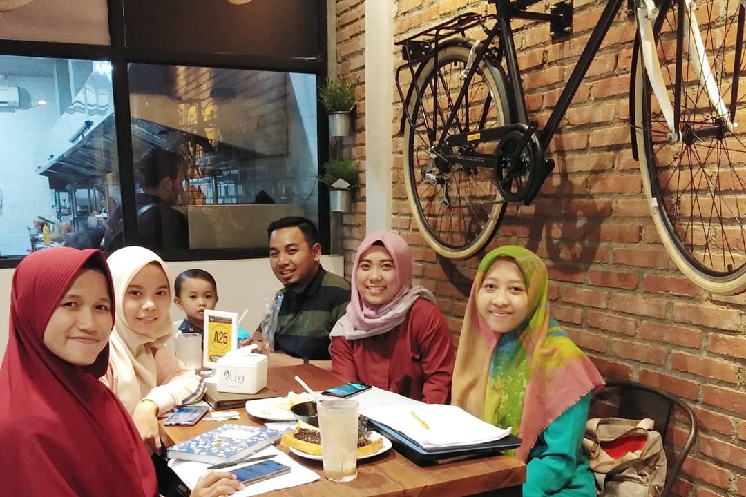 1. Resto Legian, 2. Resto Papuma, 3. Rumah Kimbap, 4. RM. Lestari, 5. Fujiyama Sushi, 6. Warunk Upnormal, 7. Ikan Bakar Cianjur, 8. Taman Mangli Indah, 9. Teh Hi La, 10. Bakaro Suki