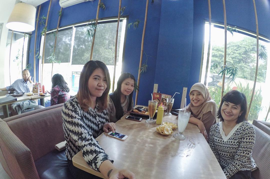 1. Lesehan Riung Pasundan, 2. Saung Bakul Centong, 3. Sang Kuring, 4. Mang Kabayan, 5. Sunda Alam Sari, 6. Gokana Ramen, 7. Matsuriya Restaurant, 8. Mujigae Korean Food, 9. Bakso Rainbow 2, 10. Rz Cafe & Resto