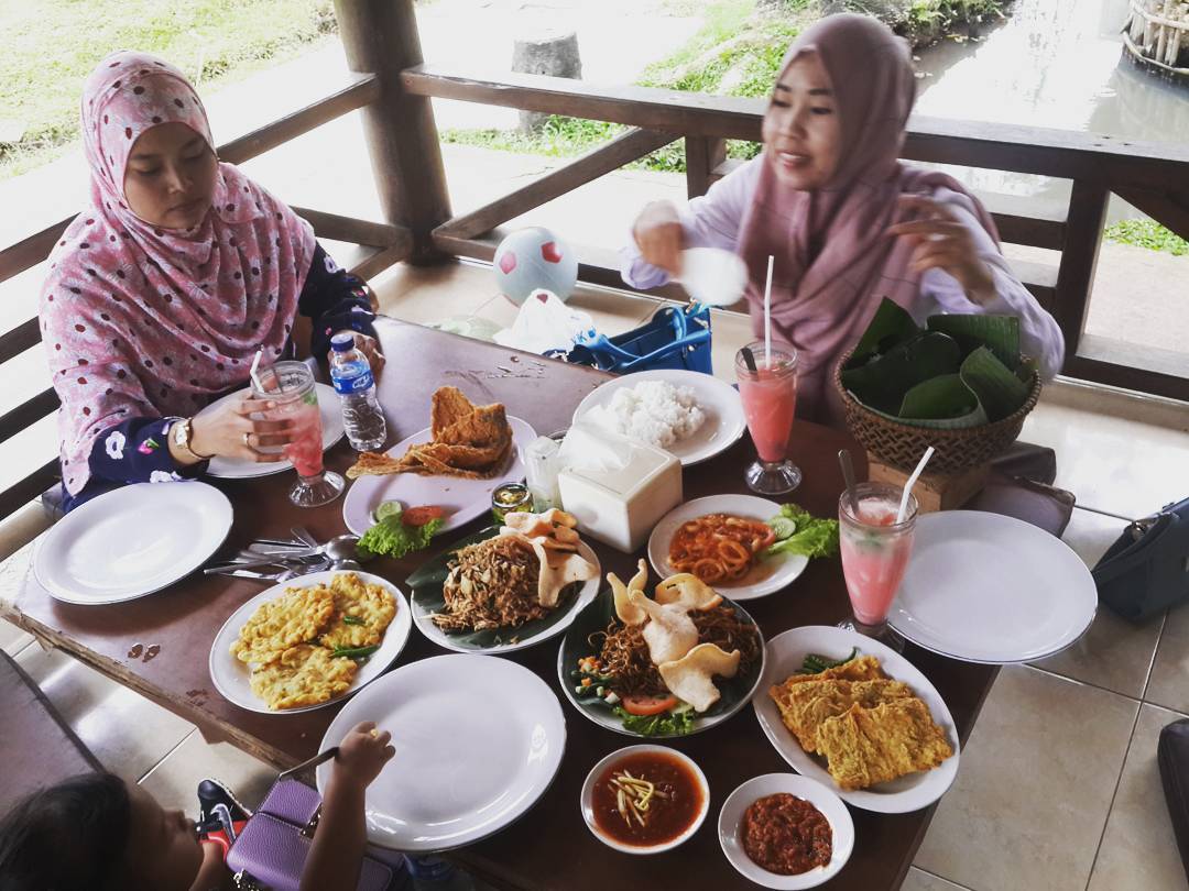 1. Taman Santap, 2. Istana Nelayan, 3. Lembur Kuring, 4. The Grand Ni Hao, 5. Bupe Resto, 6. Kampung Nirwana, 7. Level Up Cafe, 8. RM. Tirtonadi, 9. Warung Wakaka, 10. Mujigae