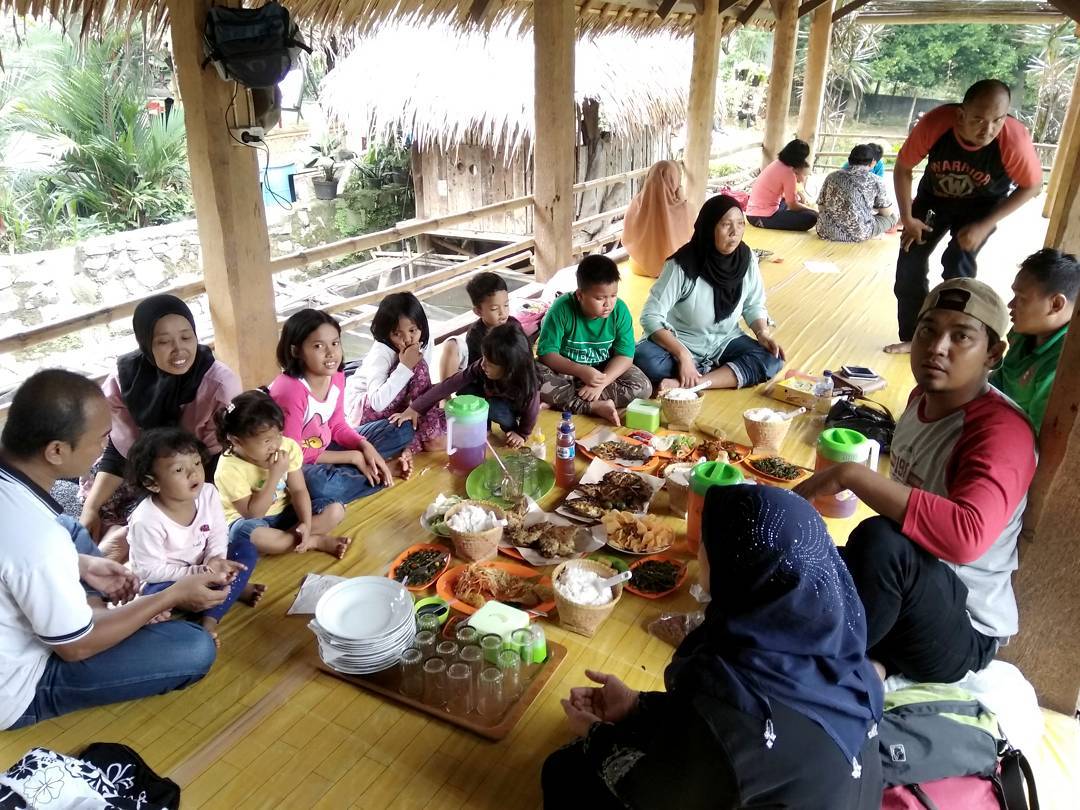 1. Taman Santap, 2. Istana Nelayan, 3. Lembur Kuring, 4. The Grand Ni Hao, 5. Bupe Resto, 6. Kampung Nirwana, 7. Level Up Cafe, 8. RM. Tirtonadi, 9. Warung Wakaka, 10. Mujigae