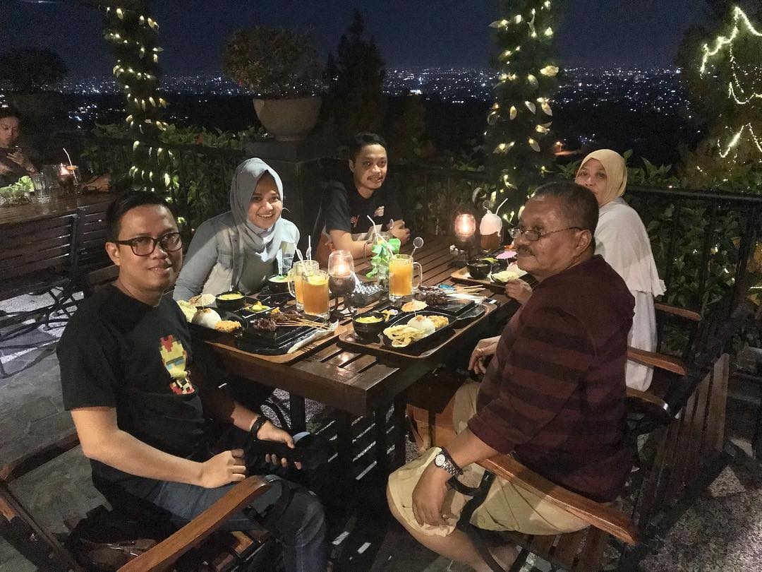 1. Sapu Lidi Cafe, 2. Warung Salse, 3. Congo Gallery, 4. Boemi Joglo, 5. The Stone Cafe, 6. Lisung Resto, 7. Skyline Best View, 8. Kebon Awi Kaffee, 9. The Valley Bistro, 10. Vitamin Sea